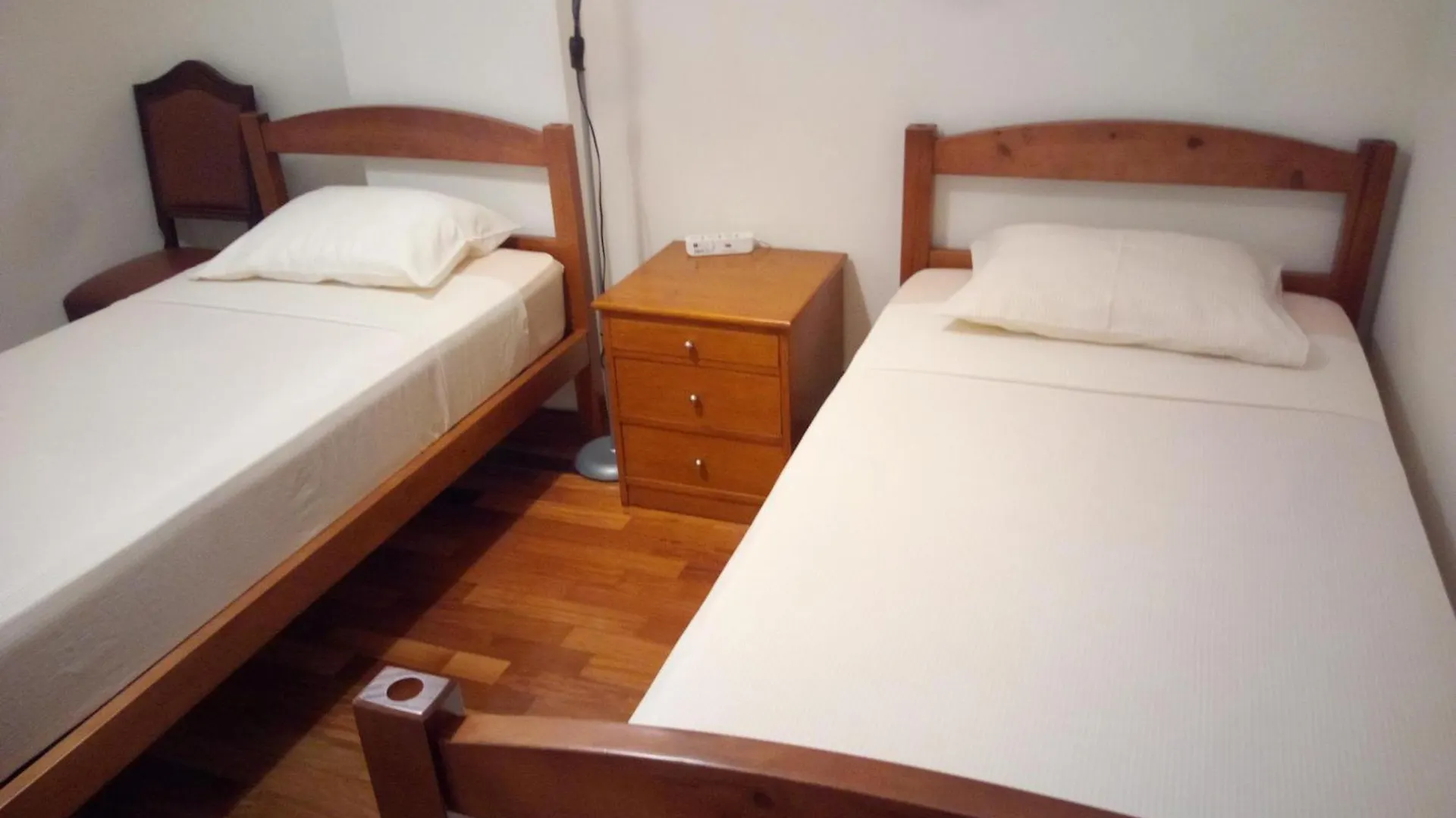 Costa Lodges Funchal Or Santa Cruz Shared Room, Shared Bathroom Δωμάτια σε οικογενειακή κατοικία Σάντα Κρουζ