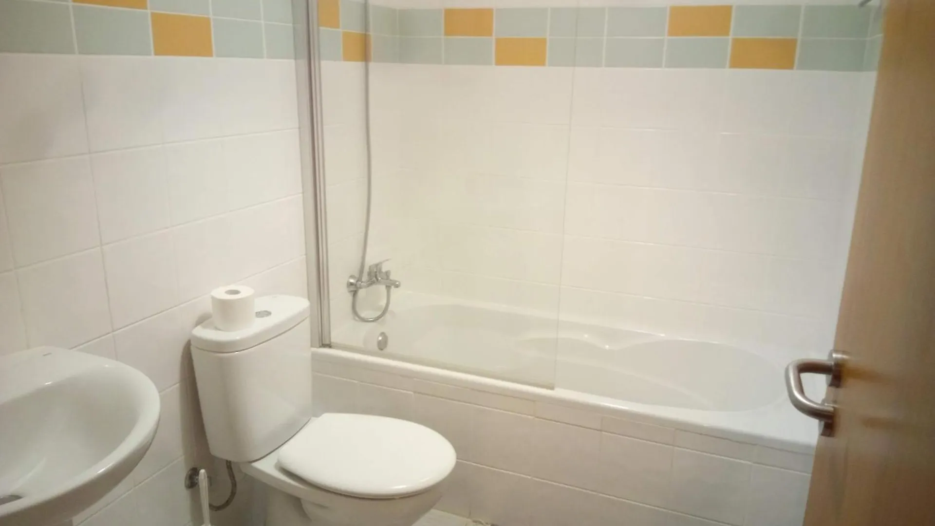 Δωμάτια σε οικογενειακή κατοικία Costa Lodges Funchal Or Santa Cruz Shared Room, Shared Bathroom
